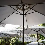 Come posizionare un ombrellone da giardino