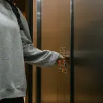 Vecchi impianti e ricambi difficili: il problema silenzioso degli ascensori nei palazzi